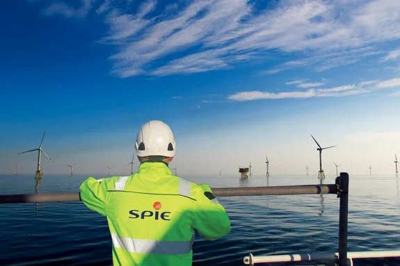 Champ d'éoliennes offshore